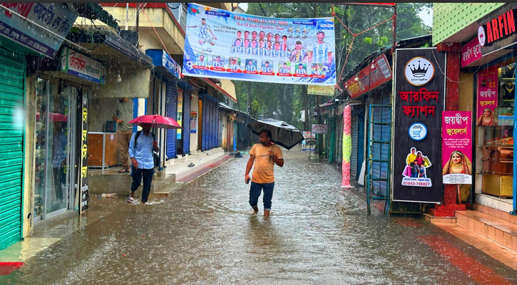 বৃষ্টিতে ডুবছে বাজারের সড়ক চরম ভোগান্তিতে জনজীবন