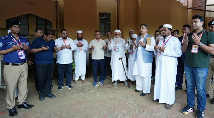 আল্লামা শাহ আহমেদ শফীর (রহ.) কবর জিয়ারত করেছেন প্রধানমন্ত্রী