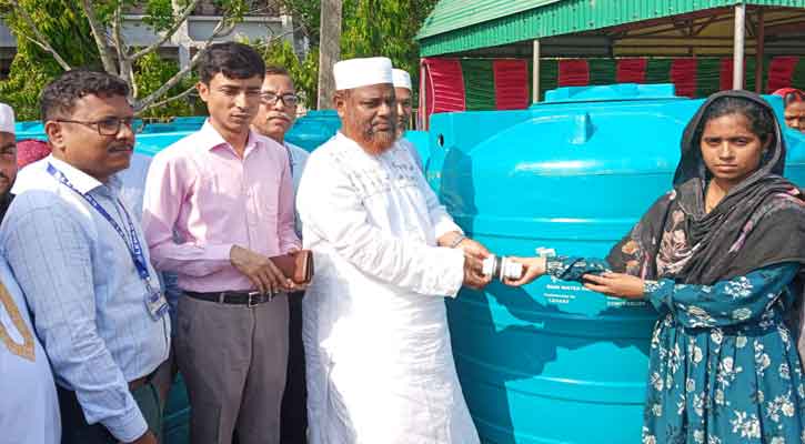 কয়রায় বৃষ্টির পানি সংরক্ষণাধারের সরঞ্জাম বিতরণ