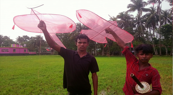 আকাশজুড়ে রঙিন ঘুড়ির মেলা