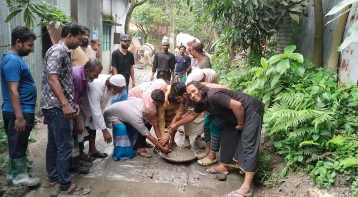 রূপগঞ্জে স্বেচ্ছাসেবক দল নেতার অর্থায়নে আধা কিমি সড়ক মেরামত