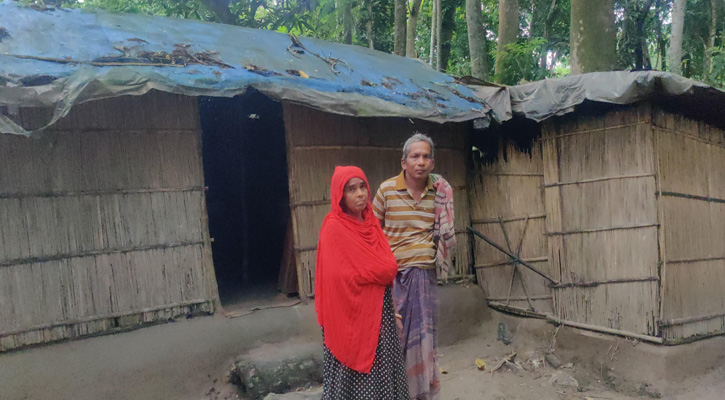 পলিথিনের ঝুপড়িতে এক যুগ, মানবেতর জীবন খগেন মন্ডলের পরিবারের
