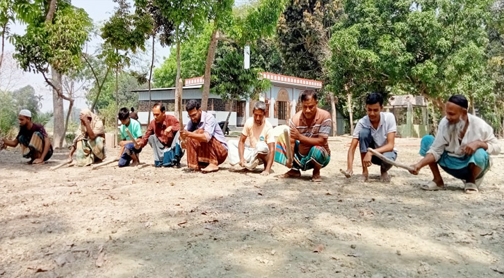 চাকলাদার বাড়ি জামে মসজিদের ঈদগা মাঠ পরিচর্যার কাজ চলছে