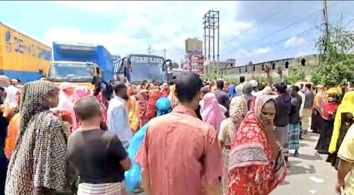 বকেয়া বেতনের দাবিতে মহাসড়ক অবরোধে মালেক জুট মিলের শ্রমিকরা
