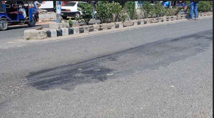 চুয়াডাঙ্গায়  ৩৮.৫ ডিগ্রি তাপমাত্রায় গলে যাচ্ছে রাস্তার পিচ