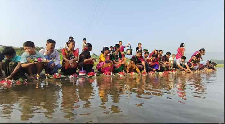 বান্দরবানে নদীতে ফুল ভাসানোর মাধ্যমে পালিত হচ্ছে বিষু/বিজু উৎসব