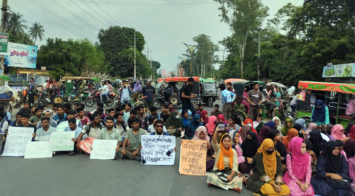 ৩ দফা দাবিতে কৃষি অনুষদ শিক্ষার্থীদের রাজশাহী- ঢাকা মহাসড়ক অবরোধ