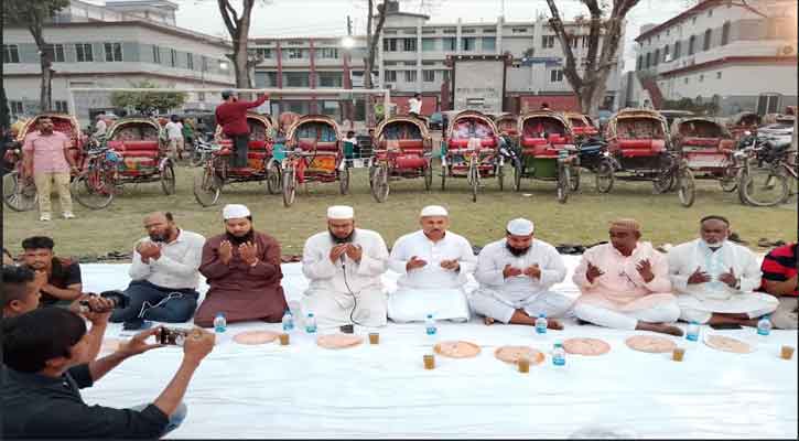 যুবদল সভাপতির উদ্যোগে শ্রমজীবীদের মাঝে ইফতার বিতরণ