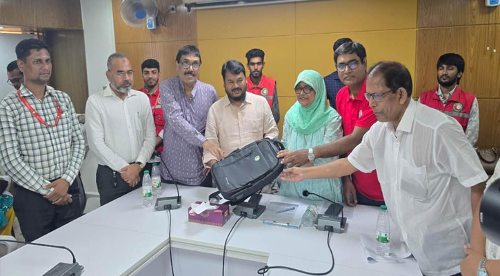 রাসিকের স্বাস্থ্যকর্মীদের মাঝে রেড ক্রিসেন্টের ব্যাগ বিতরণ