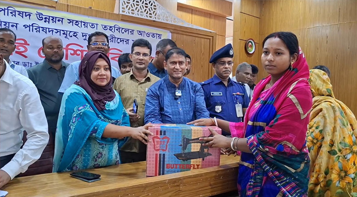 মান্দায় দুঃস্থ নারীদের মাঝে সেলাই মেশিন বিতরণ করলেন এমপি ডাঃ টিপু