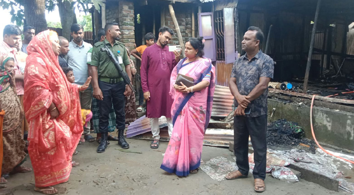 মহম্মদপুরে সাবেক ইউপি সদস্যের বাড়িতে ভয়াবহ অগ্নিকাণ্ড