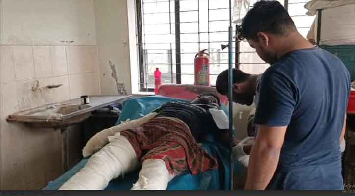 তেরোখাদায় বোমা বিস্ফোরণে যুবক  আহত  ঢাকায় প্রেরণ