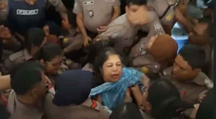 ভিড়ে সিঁড়িতে পড়ে ব্যথায় চিৎকার শিরীন শারমিনের