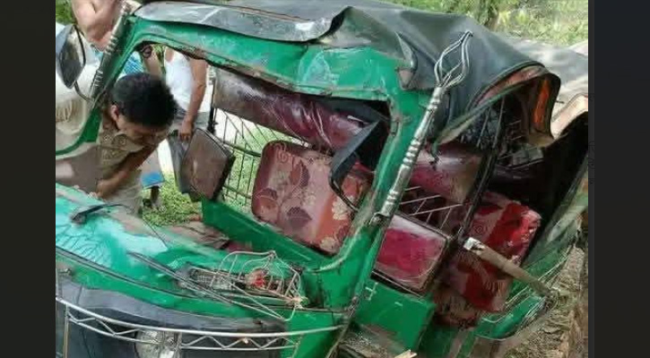লামায় সিএনজি ধুমড়েমুচড়ে  নিহত ১, আহত ৫