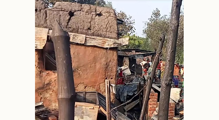 কয়রা আগুনে পুড়ে ছাই হয়েছে হতদরিদ্র পরিবারের বসতি ঘর