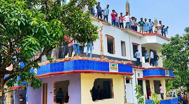 শিশু কলিকে ধর্ষণ ও হত্যায় অভিযুক্তের বাড়ি গুঁড়িয়ে দিল বিক্ষুব্ধ জনতা