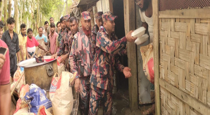 পেকুয়ায় বন্যাদুর্গতদের পাশে ১১ বিজিবি, খাদ্য সহায়তা ও ড্রোনে পরিস্থিতি পর্যবেক্ষণ