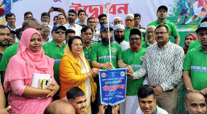 মানিকগঞ্জে জেলা প্রশাসন কাপ ফুটবল টুর্নামেন্টের উদ্বোধন