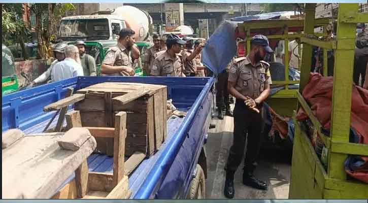 ঢাকায় ফুটপাত ও সড়ক দখলমুক্ত করতে পুলিশের অভিযান শুরু