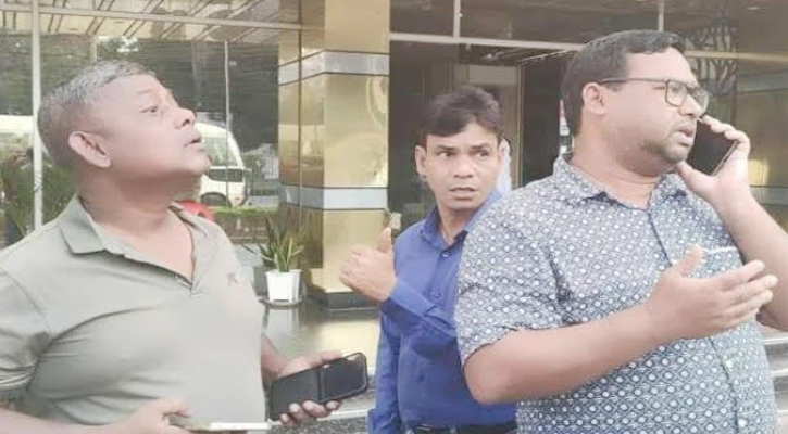 খুলনার শিববাড়ি মোড়ে ‘আমার দেশ’ পত্রিকার দুই সাংবাদিকের ওপর সন্ত্রাসী হামলা