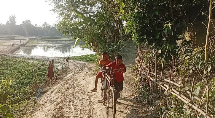 একটি সেতুর অভাবে বিচ্ছিন্ন দশ শিখা চরাঞ্চল—দুর্ভোগে শিক্ষা, স্বাস্থ্য ও কৃষিকাজ