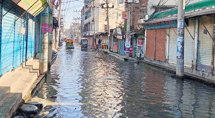 আশুলিয়ায় বৃষ্টি নেই তবুও পানির নিচে রাস্তা-পোশাক শ্রমিকসহ জনগণের চরম ভোগান্তি