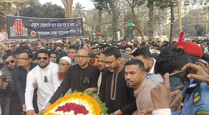 কেন্দ্রীয় শহীদ মিনারে মানুষের ঢল, ফুলে ফুলে ভরে গেছে বেদি