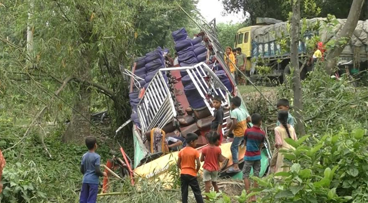 ঝিনাইদহে এবার বাসের ছাঁদ খুলে ঝুলছিলো গাছে, বাস গর্তে, আহত-৪