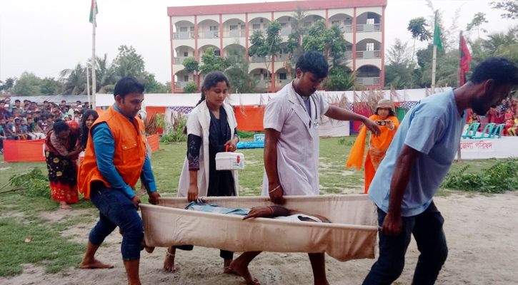 কয়রায় ঘূর্ণিঝড় মোকাবেলায় মাঠ মহড়া, উপকূলবাসীর ‘জীবন যুদ্ধ’