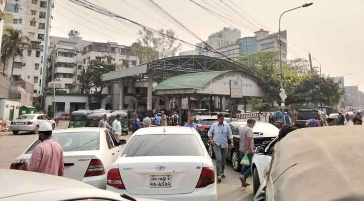 তেল সংকটের আশঙ্কায় পাম্পে দীর্ঘলাইন