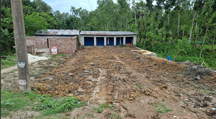 মান্দায় সড়ক ও জনপথের জায়গা দখল করে স্থাপনা নির্মাণের অভিযোগ