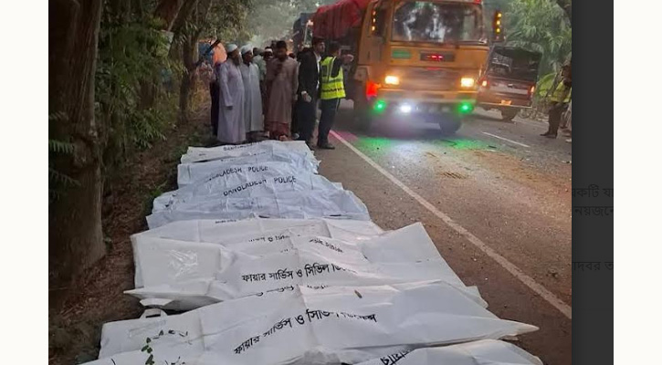বাস-ট্রাকের মুখোমুখি সংঘর্ষে নিহত ১৩
