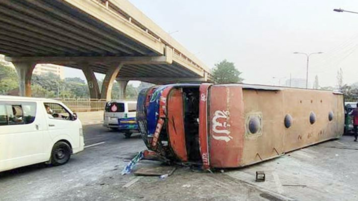 বনানীতে বাস উল্টে ৪২ জন আহত