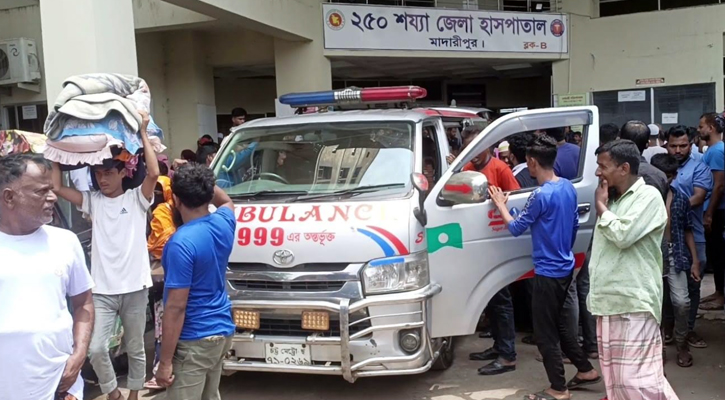 মাদারীপুরে বিএনপির মিছিল ঘিরে দুর্বৃত্তদের হামলা, সাংবাদিকসহ দুই জন আহত