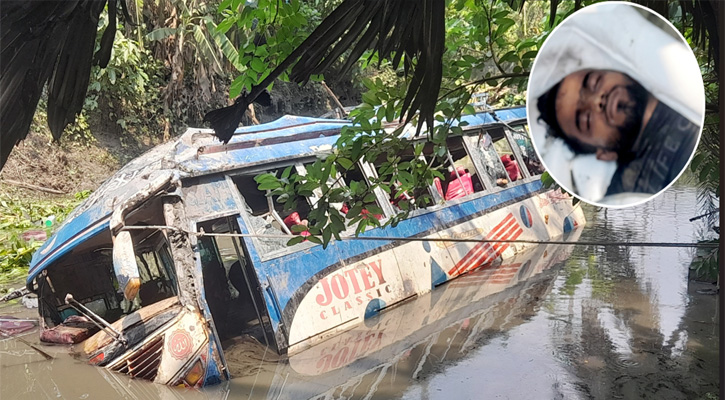ডুমুরিয়ায় বাস নিয়ন্ত্রণ হারিয়ে পুকুরে, যুবক নিহত
