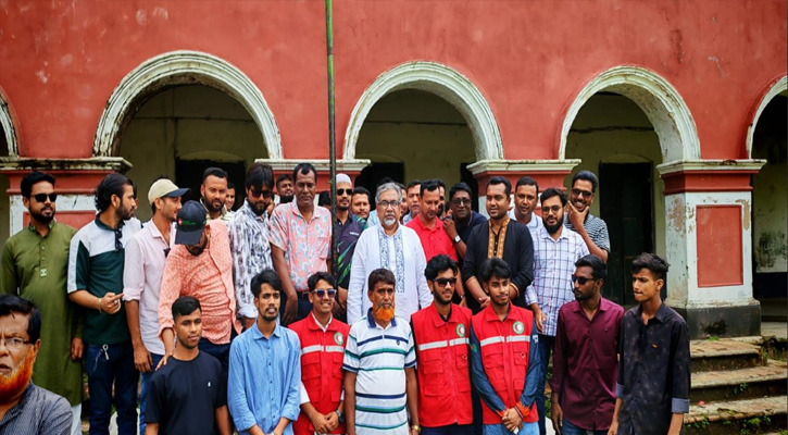 গৌরীপুরের ঐতিহ্যবাহী আর কে হাই স্কুল পরিদর্শনে জেলা প্রশাসক সৈয়দ ইমরান সালেহ প্রিন্স