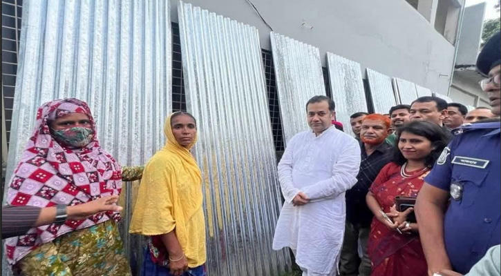 ‎ময়মনসিংহে  চাল, ঢেউটিন  ও হুইল চেয়ার বিতরণ করেন তথ্য প্রতিমন্ত্রী