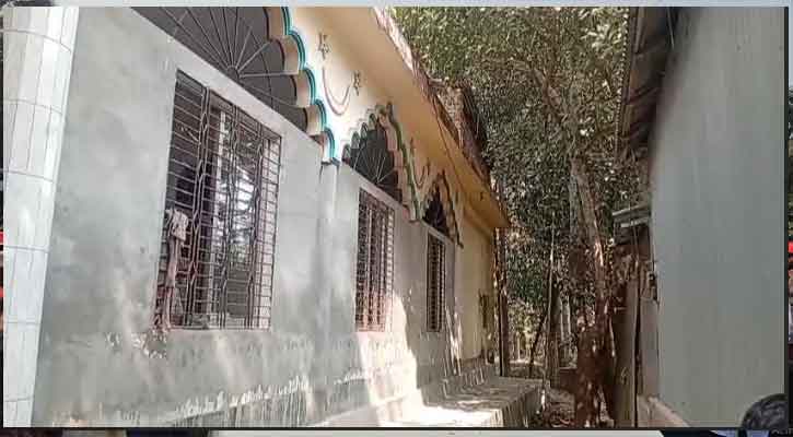 সিরাজগঞ্জে ইমামকে কেন্দ্র করে দ্বন্দ্ব: তালাবদ্ধ মসজিদ খুলে দিল পুলিশ