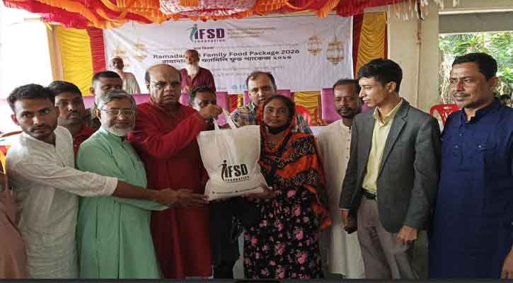 কয়রায় বাঘ বিধবাদের মুখে হাসি ফুটাতে তুলে দেওয়া হলো ঈদ সামগ্রী