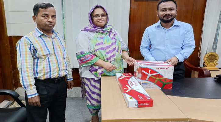 ভাঙ্গুড়া উপজেলা স্বাস্থ্য কমপ্লেক্সে রোগীদের জন্য পৌরসভা থেকে ৫টি সিলিং ফ্যান প্রদান
