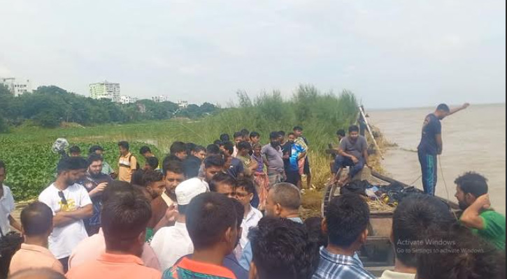 রাজশাহীতে পদ্মায় নৌকাডুবিতে বাবা-ছেলে নিখোঁজ, উদ্ধার ৬