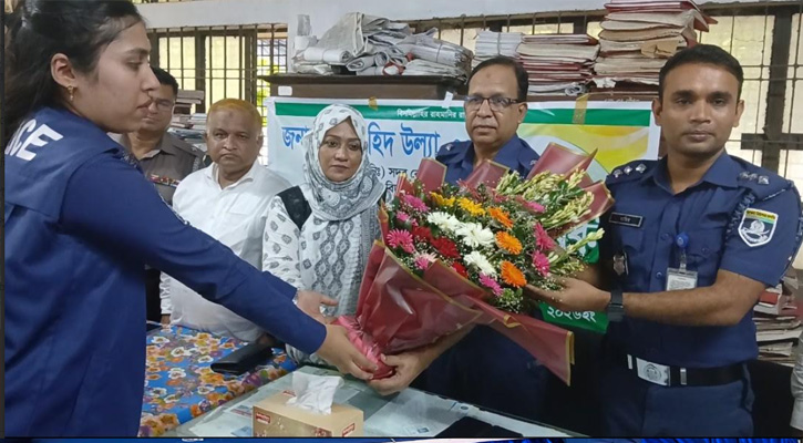 অশ্রুসিক্ত নয়নে চাঁদপুর কোর্ট ইন্সপেক্টরকে বিদায় সংবর্ধনা