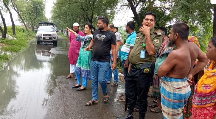 ডুমুরিয়ায় অতিরিক্ত বৃষ্টিতে রতনখালী স্লুইচগেটে ভাঙন ও বিলে পানি প্রবেশ: মাঠ পরিদর্শনে ইউএনও