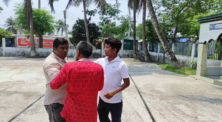 সংবাদ সংগ্রহের কাজে বাধা সাংবাদিকের উপর হামলা