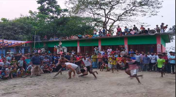 ঈশ্বরগঞ্জে বিবাহিত- বনাম অবিবাহিতদের হাডুডু খেলা