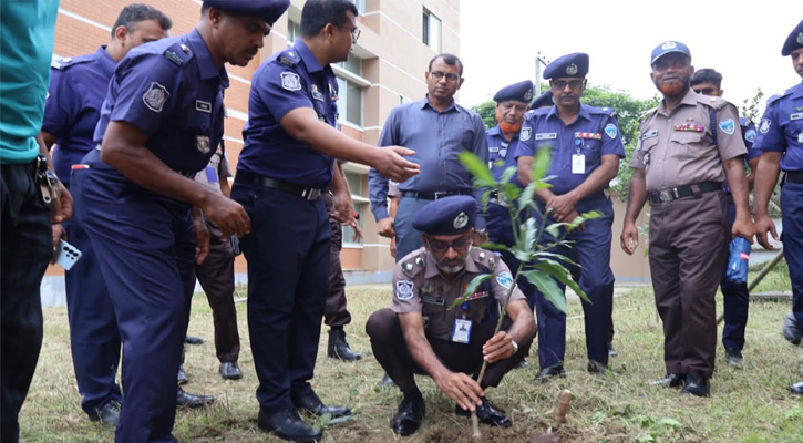 “বৃক্ষরোপণে সাজাই দেশ, সবার আগে বাংলাদেশ” স্লোগানে কক্সবাজার জেলা পুলিশের বিশেষ বৃক্ষরোপণ কর্মসূচি