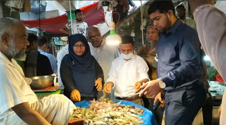 ঈশ্বরদীতে জেলিযুক্ত চিংড়ি মাছ বিক্রির দায়ে ব্যবসায়ীকে জরিমানা