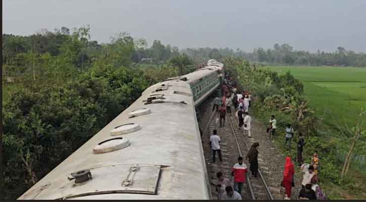 নীলসাগর এক্সপ্রেস লাইনচ্যুত, সহকারী স্টেশন মাস্টার সাময়িক বরখাস্ত