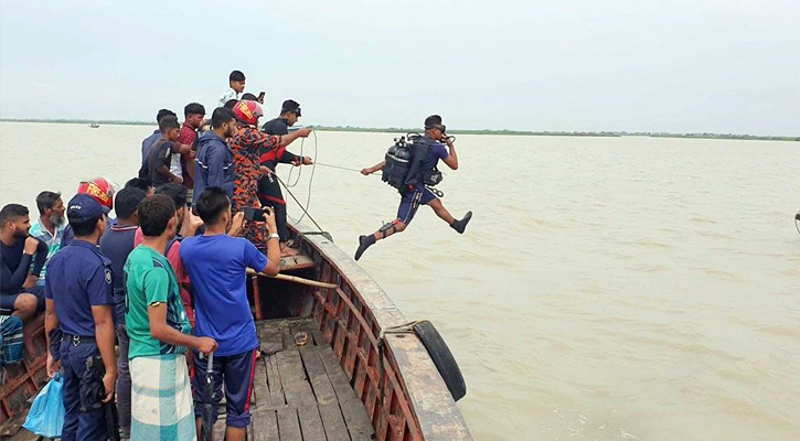 নোয়াখালীর মেঘনা নদীতে যাত্রীবাহী ট্রলারডুবি, ১৯ জন নিখোঁজ