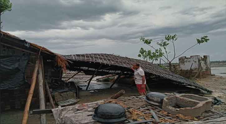 এক ঝড়ে সব শেষ : খোলা আকাশের নিচে ছাদেকের পরিবার